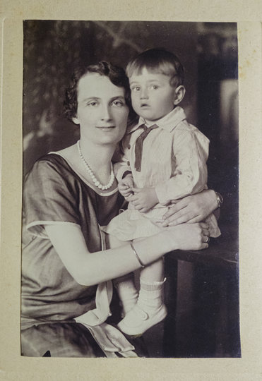 Маргарита Шведерская с сыном Толей. 1920-е годы. Фото из личного архива Ольги Шведерской.