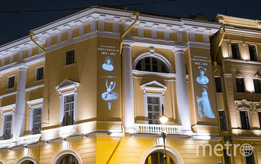 Новые световые проекции украсили фасады зданий Петербурга