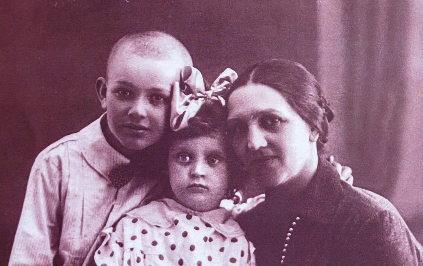 Евгения Урлауб с сыном Володей и дочерью Таней. Владимир погиб на фронте в 1941 году. Фото из семейного архива Татьяны Пилецкой.