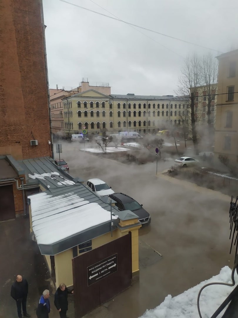 Автомобиль првалился в яму с кипятком на Дровяной улице в Петербурге. Фото Соцсети.