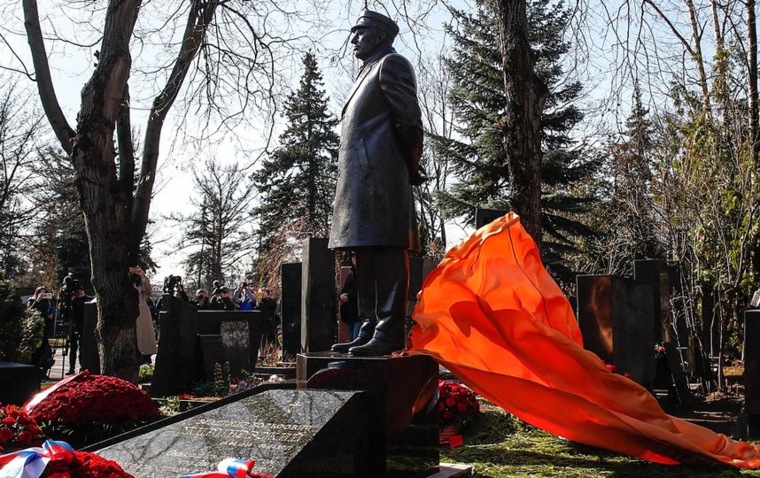 Памятник Владимиру Жириновскому на Новодевичьем кладбище в Москве. Фото http://duma.gov.ru