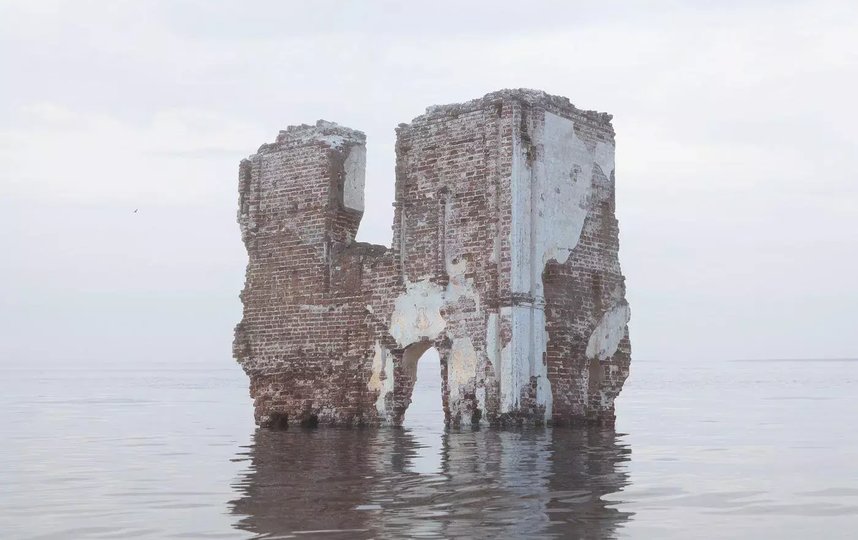 Руины посреди Финского залива тоже иллюзия. Впрочем, это часть настоящей церкви, которая находится в Вологодской области. Игорь Елуков / Пресс-служба галереи PENNLAB. 