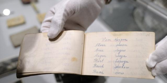 Блокнот, в котором пленный фельдшер записывал адреса других военнопленных, стихи и вёл немецко-русский словарик.