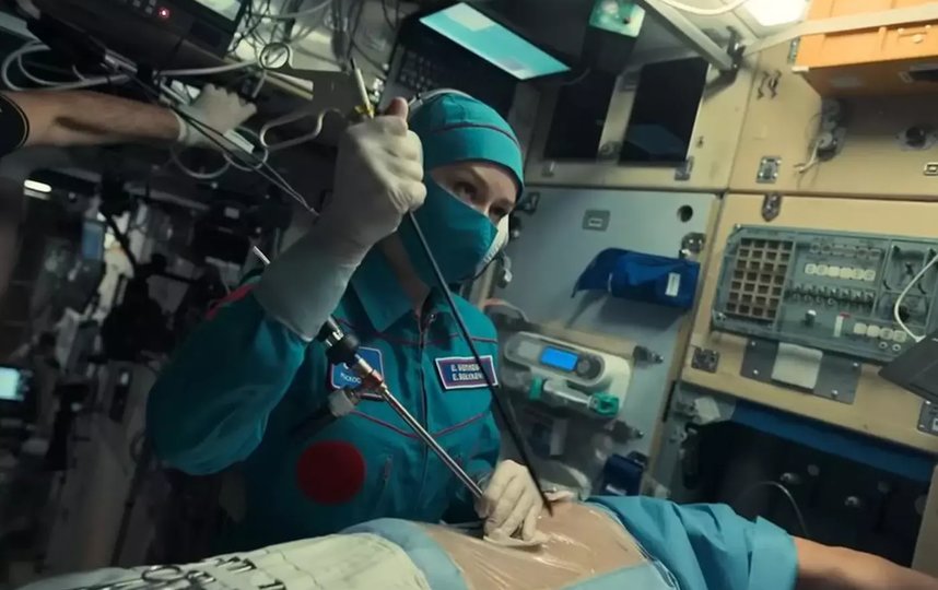 Юлии Пересильд пришлось играть хирурга в условиях невесомости. Скриншот трейлера фильма "Вызов". 