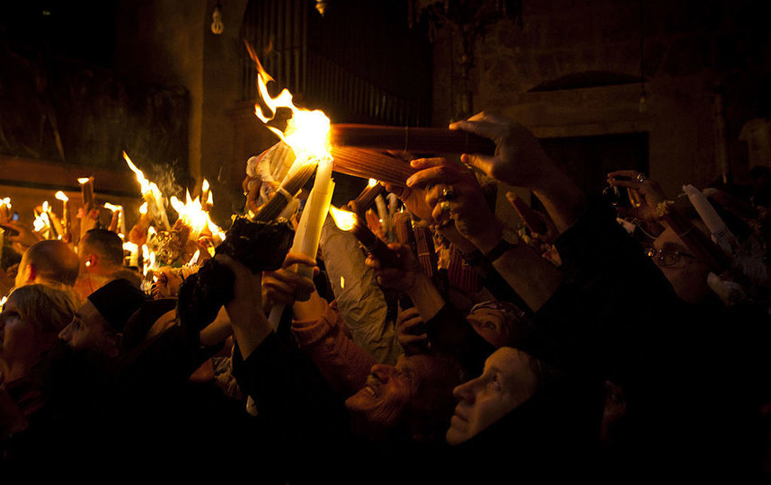Благодатный огонь сошел в храме Гроба Господня в Иерусалиме. Фото Getty