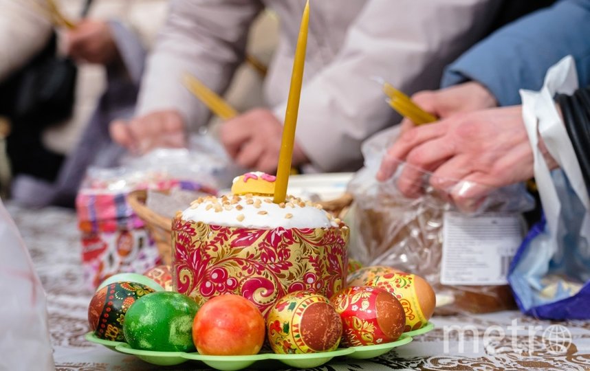 Православные петербуржцы освятили пасхальные яйца и куличи. Фото Алена Бобрович, "Metro"