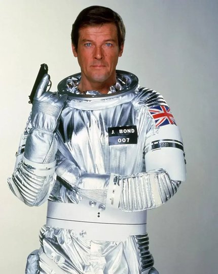 Второй по популярности Джеймс Бонд в исполнении Роджера Мура побывал в космосе / IMBD. 