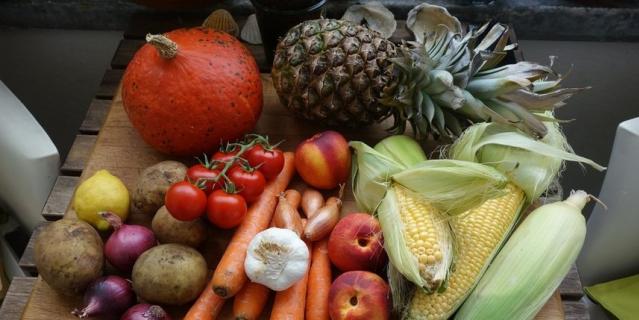 Свежие фрукты, овощи и зелень – чемпионы по количеству витаминов.