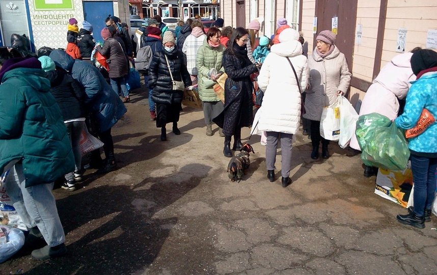 На пунктах бесплатной сдачи бутылок в Петербурге выстраиваются очереди. Фото предоставлено героем публикации.