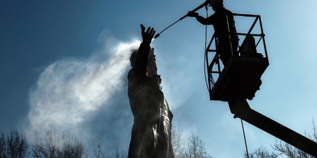 Памятник Александру Сергеевичу моют несколько раз в год.