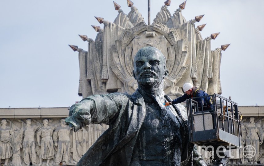 Памятник Владимиру Ильчиу Ленину всегда моют к его дню рождения. Фото Алена Бобрович, "Metro"