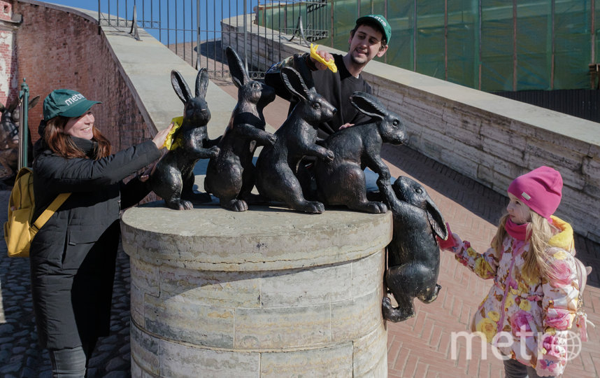 Скульптуры ушастых символов острова на территории Петропавловской крепости мы мыли всей редакцией, к нам присоединились дети сотрудников. Фото Алена Бобрович, "Metro"