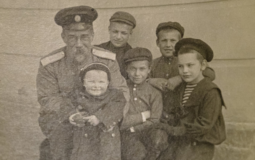 1910-е годы. Сергей Чистович со своими и соседскими детьми. Фото из семейного архива Чистовичей