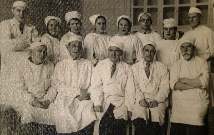 Никита Сергеевич Чистович (второй справа в первом ряду) с коллегами. Фото из семейного архива Чистовичей