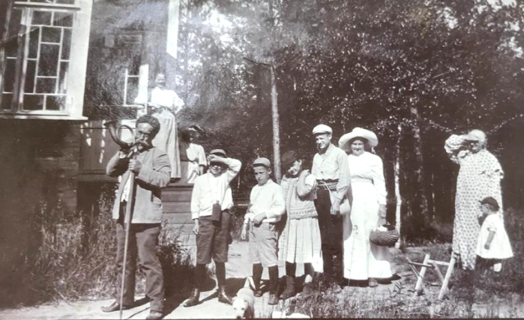 Сергей Яковлевич Чистович и его родственники на даче. Фото из семейного архива Чистовичей
