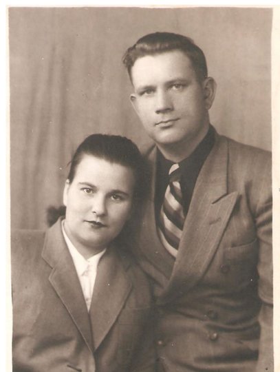 Василий и Надежда Корнеевы в 1953 году, здесь им 33 и 32 года. Фото из личного архива автора