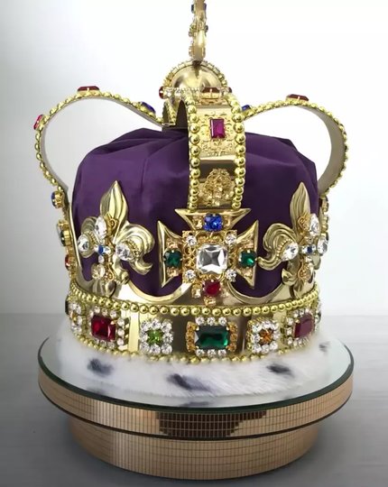 Корона святого Эдуарда имеет старейшие элементы и занимает центральное место в коронации. Фото YouTube-канал Maria Koreneva