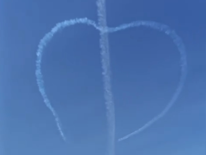 В небе над Сосновым Бором самолет «нарисовал» сердечко. Фото Скриншот видео подписчика телеканала "Санкт-Петербург"