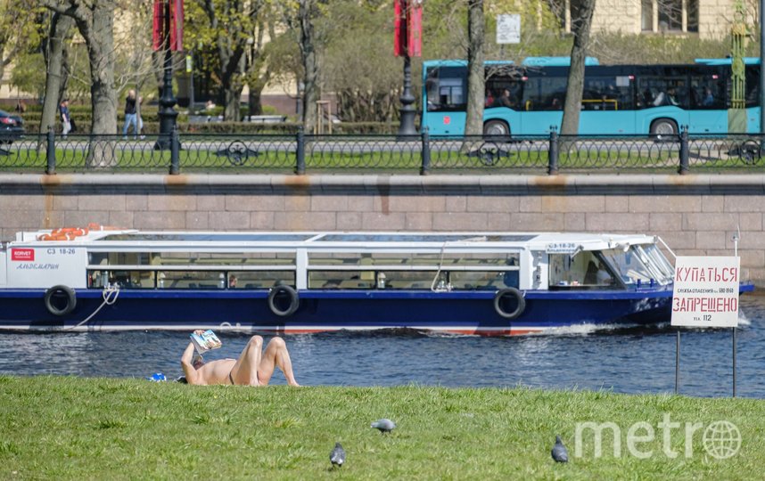 Петербуржцы принимают солнечные ванные у Петропавловской крепости. Фото Алена Бобрович, "Metro"