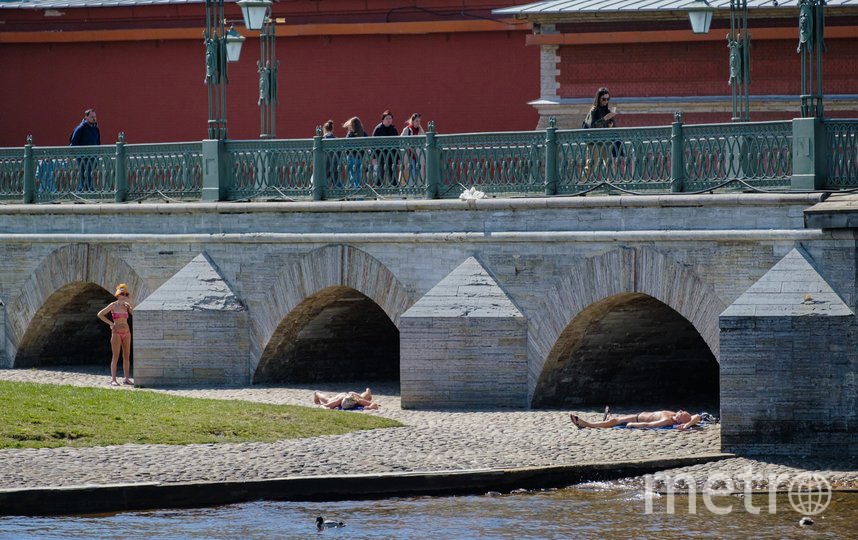 Петербуржцы принимают солнечные ванные у Петропавловской крепости. Фото Алена Бобрович, "Metro"