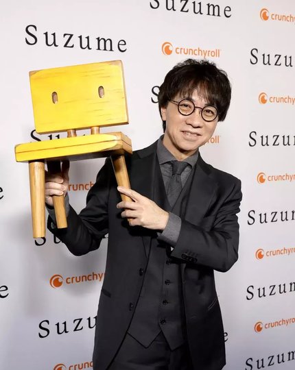 Макото Синкай и его герой на премьере "Судзумэ". Фото Getty