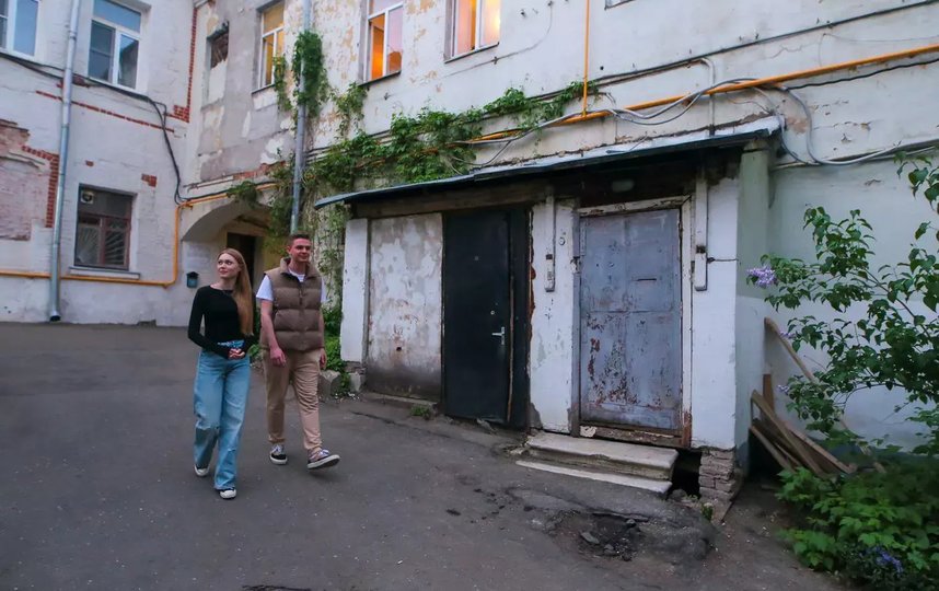 Участники экскурсии пытались повторить сцену из фильма, где Данила и его брат идут к торговцу оружием. Фото Василий Кузьмичёнок