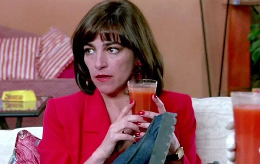 Главная героиня картины Педро Альмодовара "Женщины на грани нервного срыва" пьёт гаспачо из стакана, но его можно есть ложкой из тарелки. Фото Кадр из фильма.