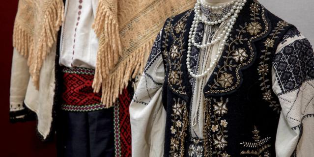 На выставке представлены подлинные костюмные комплексы из собрания музея .