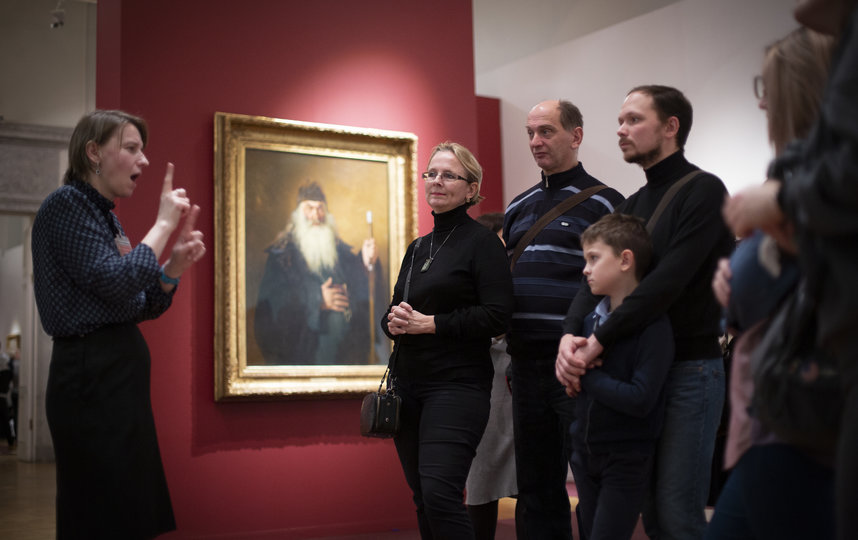 Гости узнают о том, как в Русском музее проводятся экскурсии на жестовом языке. Фото Предоставлено организаторами