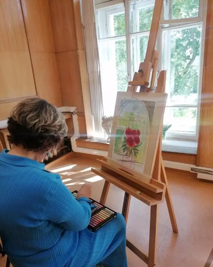 Пациентка пишет картину в художественной студии. Фото Предоставлено пресс-службой Городского клинического онкологического диспансера в Петербурге.