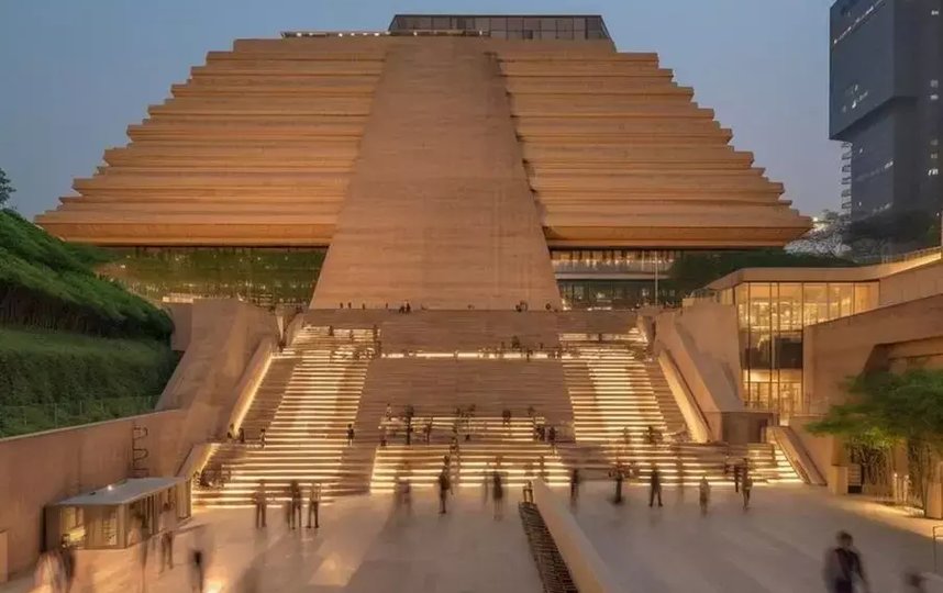 Пирамида похожа и на арт-объект, и на огромный торговый центр. Фото Роналдо Седеньо