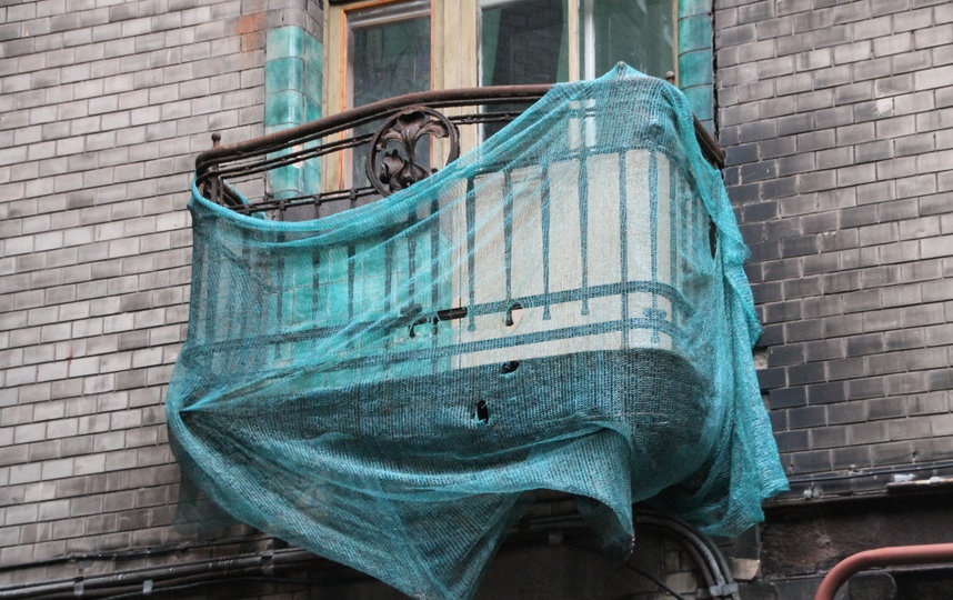 Сейчас балконы дома Торгово-промышленного товарищества Бажанова и Чувалдиной находятся в мастерских. Фото предоставлено КГИОП