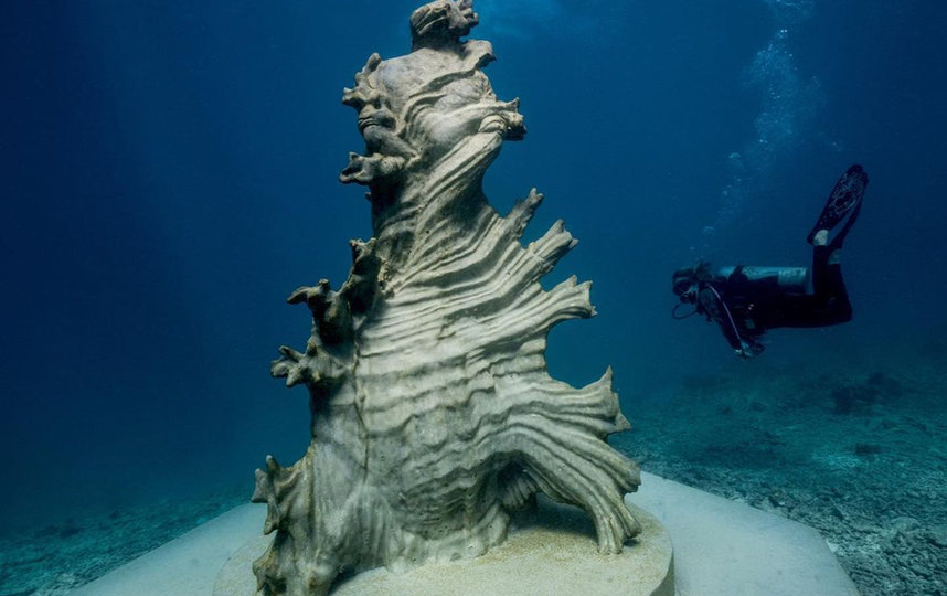 Скульптура Мориса Йонга – морского зоолога, который всю жизнь посвятил изучению Большого Барьерного рифа в Австралии. Фото  underwatersculpture.com