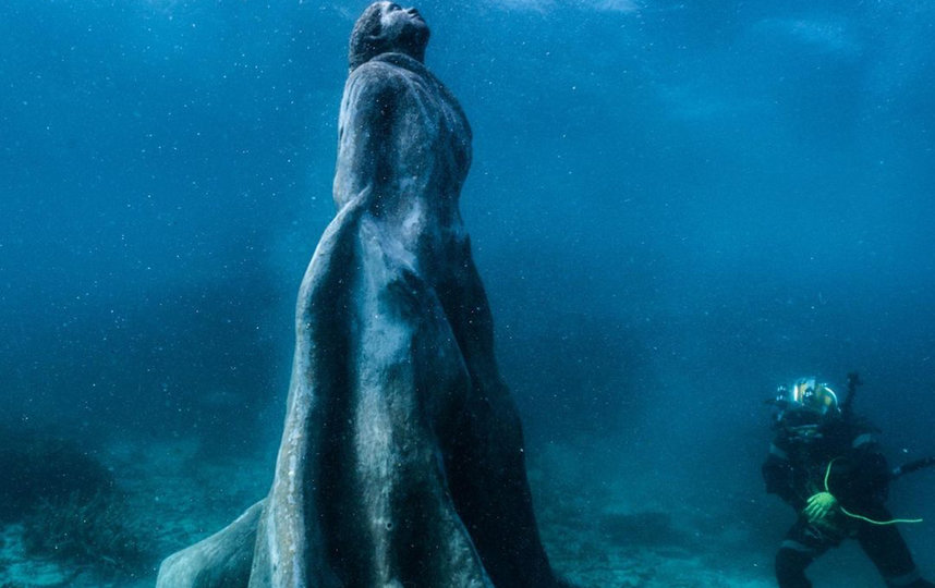 Джейми Маршалл – представительница коренных народов Австралии, активно борющаяся за сохранение экосистем в заливах. Её платье напоминает ствол мангрового дерева. Фото  underwatersculpture.com