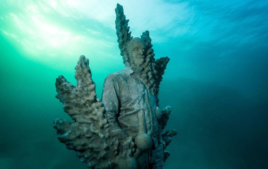 Вид на скульптуру Питера Моррисона с другого ракурса – видно, как коралл «врастает» в учёного. Фото  underwatersculpture.com