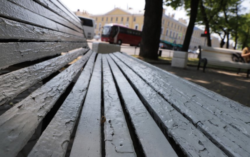 Возраст скамеек выдают щепки, виднеющиеся под слоем краски.Фото: Игорь Акимов. 