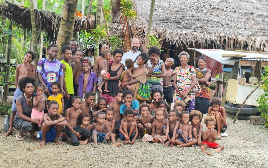 Фото с жителями деревни Ябоб на острове Марег. Фото  предоставлено организатором экспедиции – Фондом им. Миклухо-Маклая.