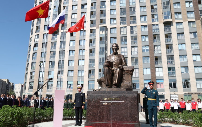 Kievdagi plyajda yalangoch yigitlar