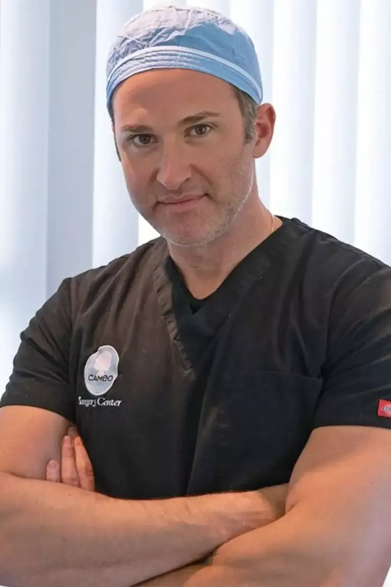 Пластический хирург Скотт Блайер.