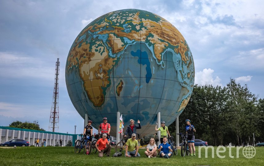В Смоленской области у самого большого глобуса в Европе. Евгений (в центре во втором ряду) и его новые друзья-велосипедисты.