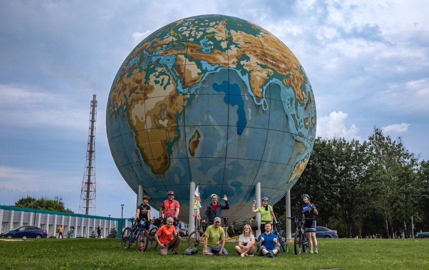 В Смоленской области у самого большого глобуса в Европе. Евгений (в центре во втором ряду) и его новые друзья-велосипедисты. Фото из личного архива героя.