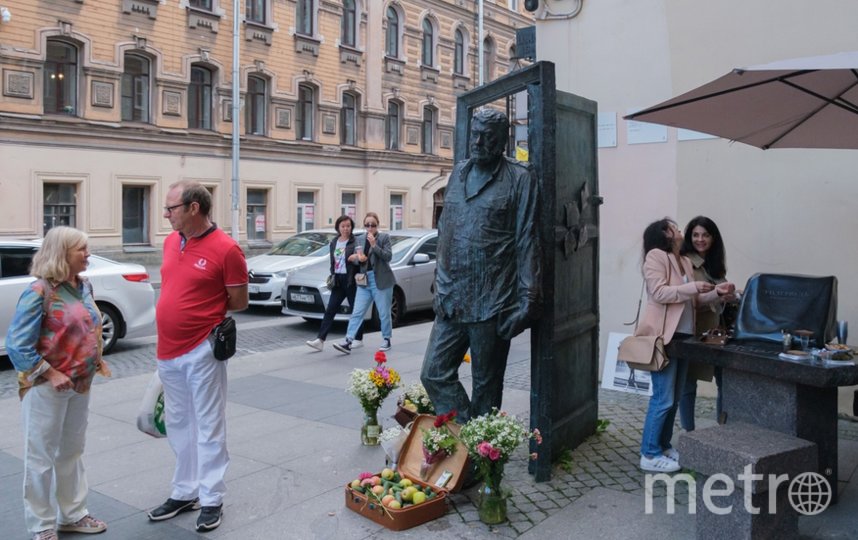 3 сентября памятник Довлатову на улице Рубинштейна стал местом паломничества петербуржцев и гостей города. Фото Алена Бобрович, "Metro"