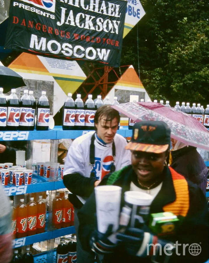 Зрителям на концерте бесплатно раздавали пепси, потому что компания была спонсором гастролей артиста в Россию. Дмитрий Коробейников.