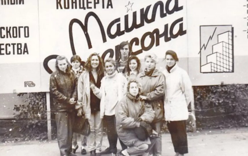Любовь (крайняя справа) с подругами перед концертом. Любовь Пиманова. 