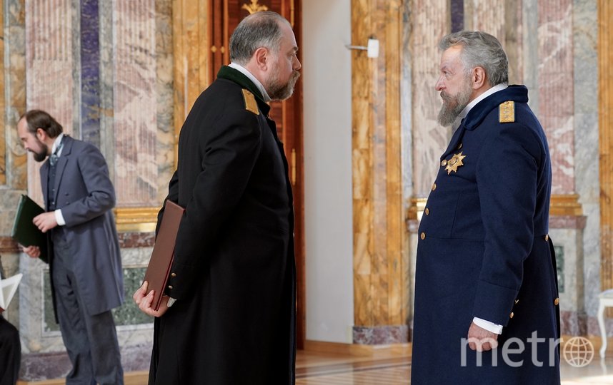 Андрей Ургант (справа) в роли министра народного просвящения Кауфмана.