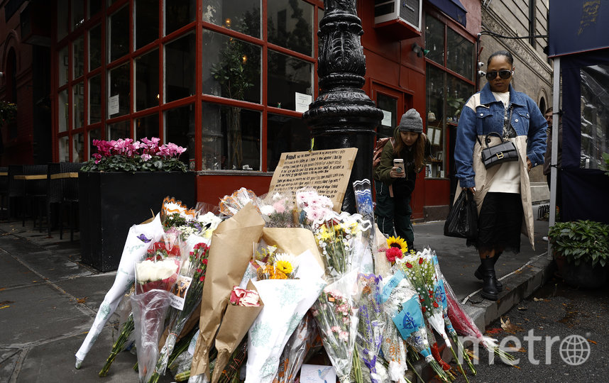 Поклонники отдают дань уважения покойному актеру Мэттью Перри у здания "Друзей" в Нью-Йорке.