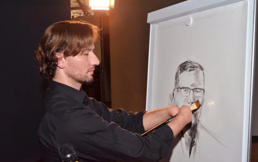 Александр пишет портрет одного из зрителей. Фото  Александр Курковский