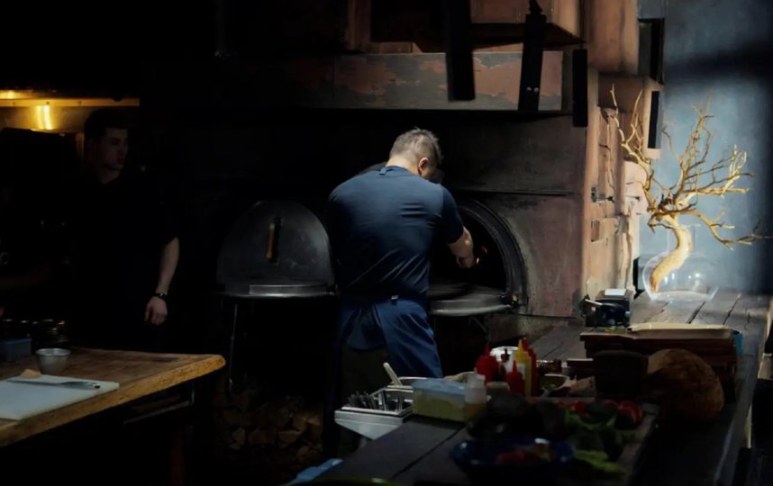 Георгий Троян возле печи. Фото Кадр из фильма / Кинопоиск