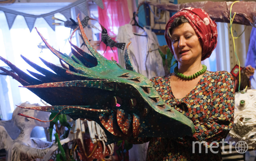 Художница Калина с маской дракона. Фото Алена Бобрович, "Metro"