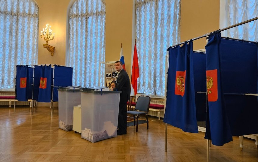 В главном зале дворца поставили модель избирательного участка. В главном зале дворца поставили модель избирательного участка.